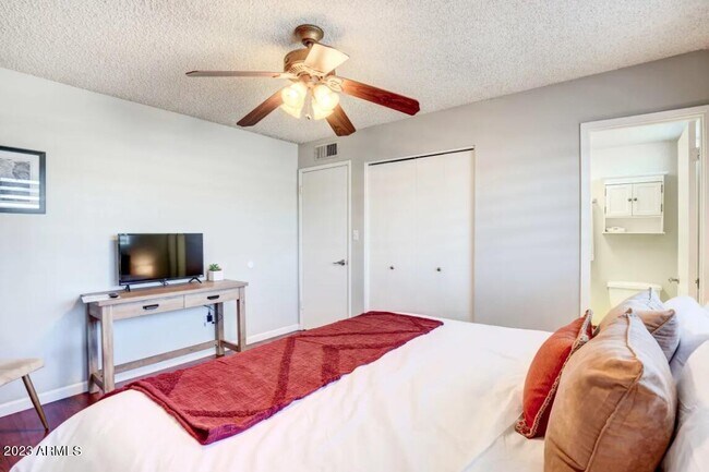 Building Photo - 1648 W Grovers Ave