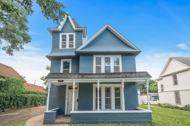Building Photo - 3BR/1 Bath Lower Level Duplex in Northeast...