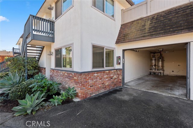 Building Photo - 2048 Garden Ln