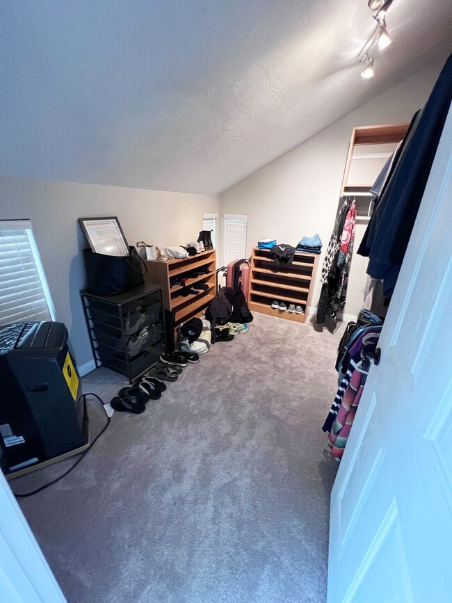 Building Photo - 2 Bed/2.5 Bath Townhome - Beautifully Upgr...