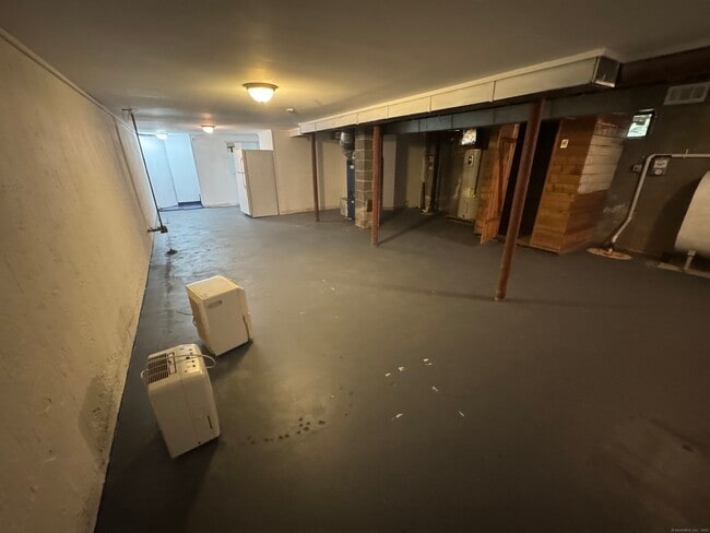 Building Photo - 127 Tuthill St