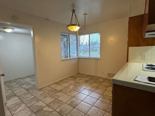 Building Photo - Three Bed, Two Bath Home In North Stockton