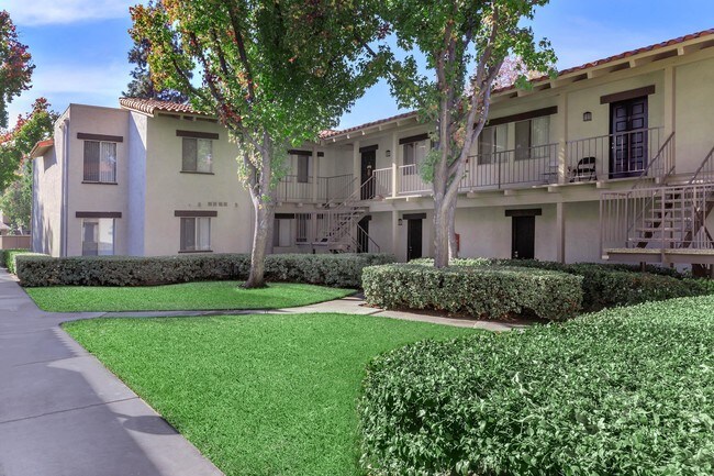 Building Photo - Carlyle Square Apartment Homes