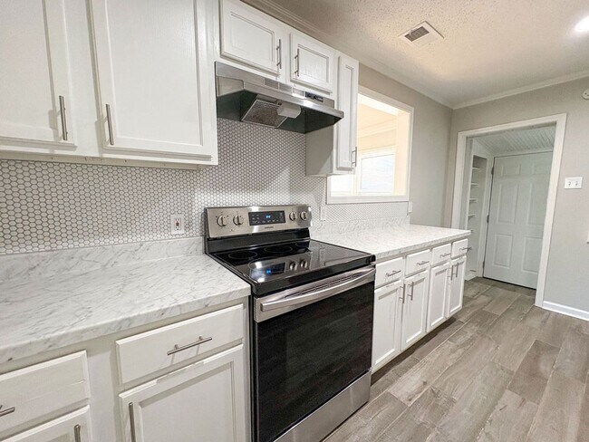 Building Photo - Updated 3 bedroom, 1 bathroom near Quince and Perkins
