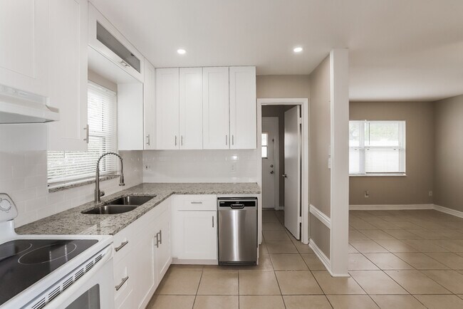 Building Photo - 779 Lynndale St N