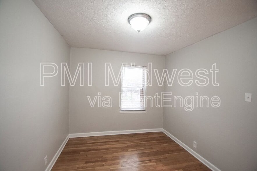 Building Photo - 146 E 19th St