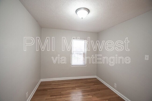 Building Photo - 146 E 19th St