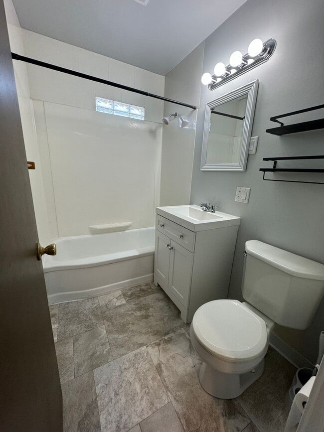 Building Photo - Beautiful 3 Bedroom 1 Bath Ranch Style Sin...