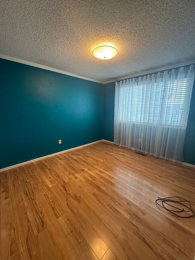 Building Photo - 3 bed 2 bath house with 2 car garage in great area!