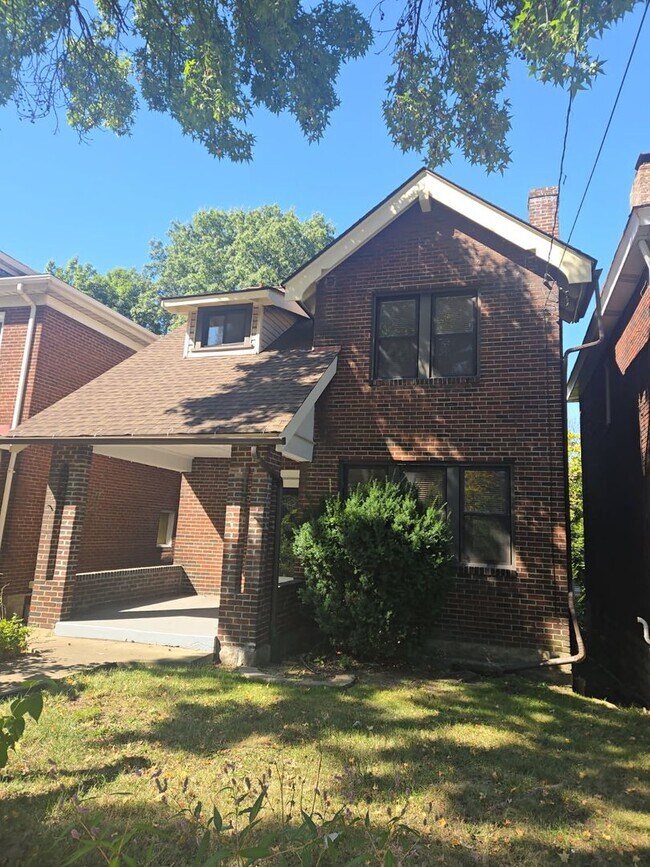 Primary Photo - Spacious 3-Bedroom Home w/ Parking & Centr...