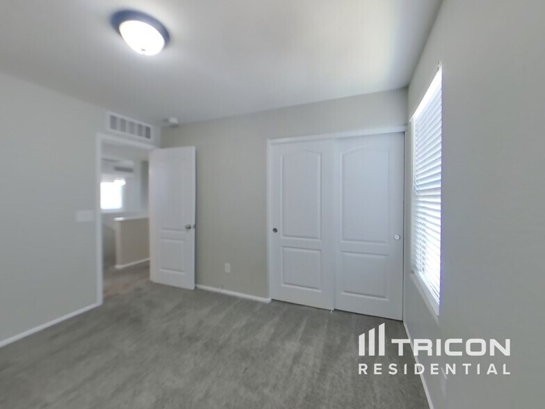 Building Photo - 930 W Mesquite Tree Ln