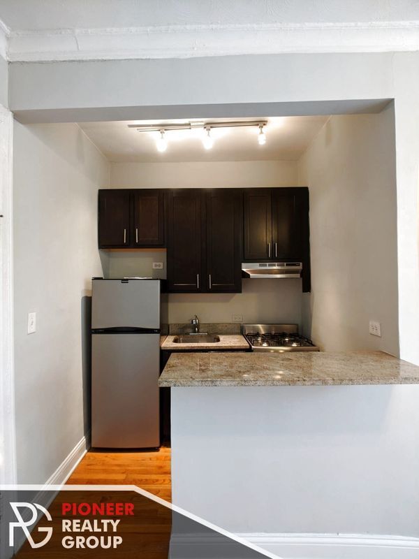 Building Photo - 4614 N Paulina St