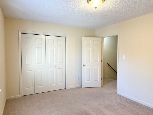 Building Photo - Private 2BD/1.5BA Townhouse in Prime NW Hi...