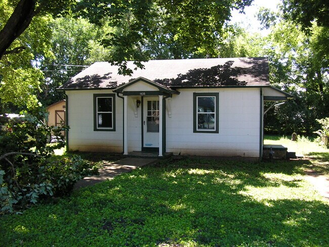 Primary Photo - 1635 Sharon Dr