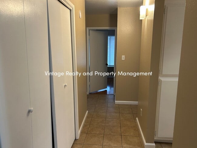 Building Photo - Back On The Rental Market Nice Cozy 3 Bedroom Half Plex Home!!!