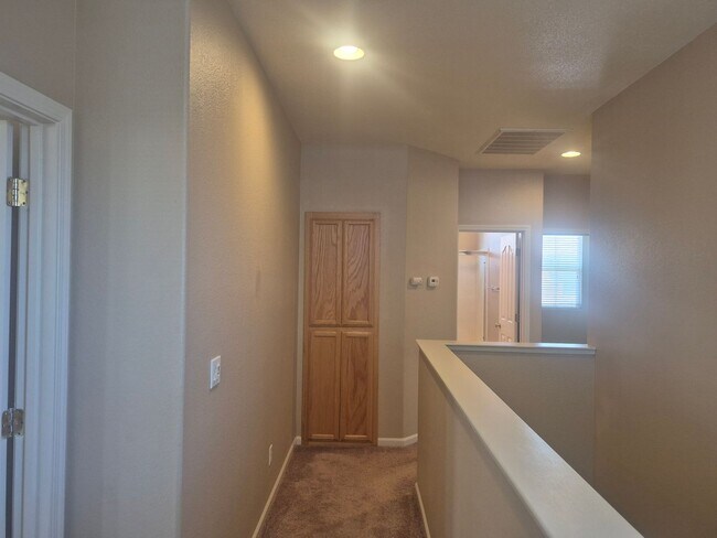 Building Photo - Adorable 3 bedroom 2.5 bath