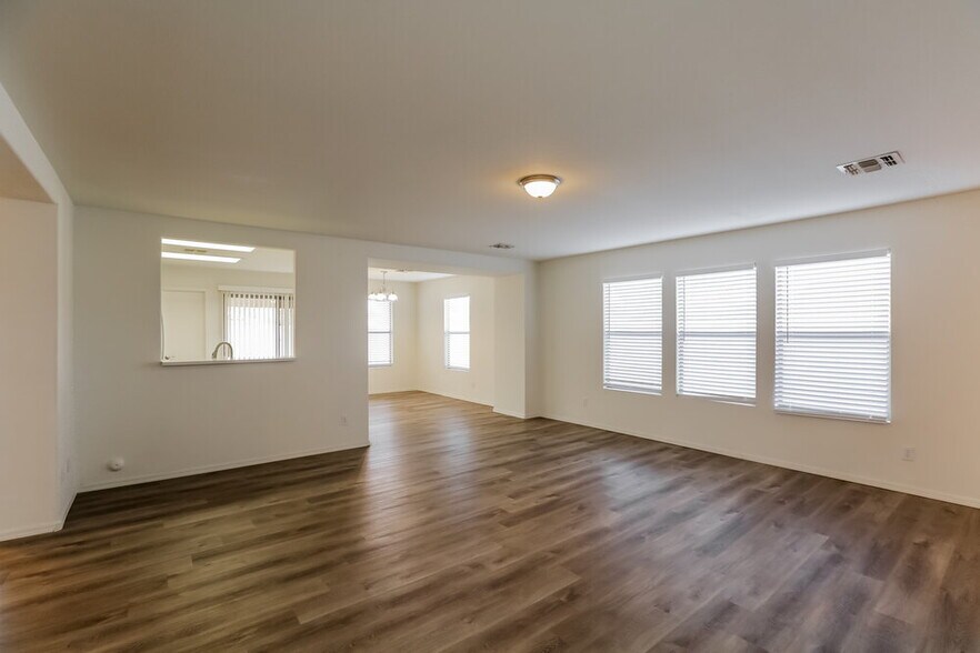 Building Photo - 5725 E Flower Cir