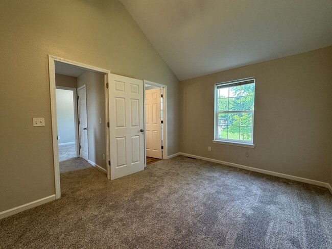 Building Photo - 3 bedroom, 2.5 bathroom duplex located clo...