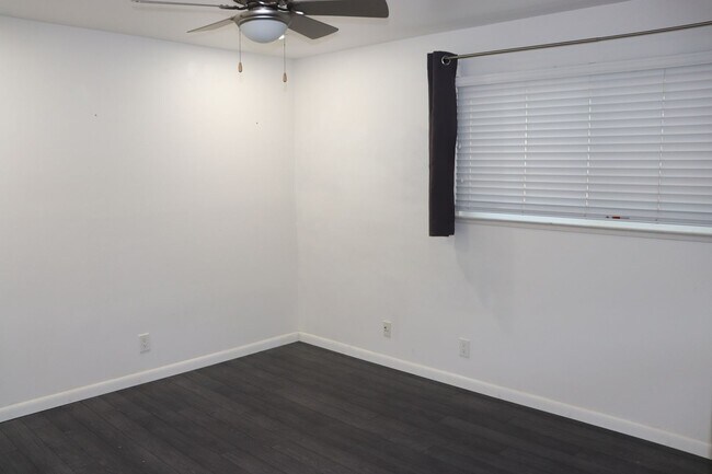 Building Photo - Evergreen 3 Bedroom