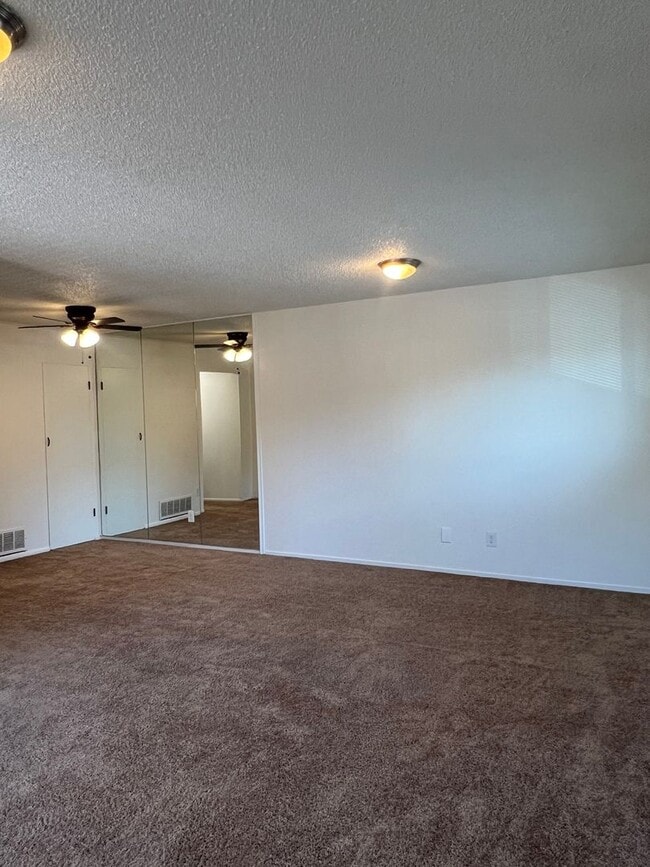 Building Photo - UPSTAIRS 2 BED UNIT IN ROSEVILLE!!