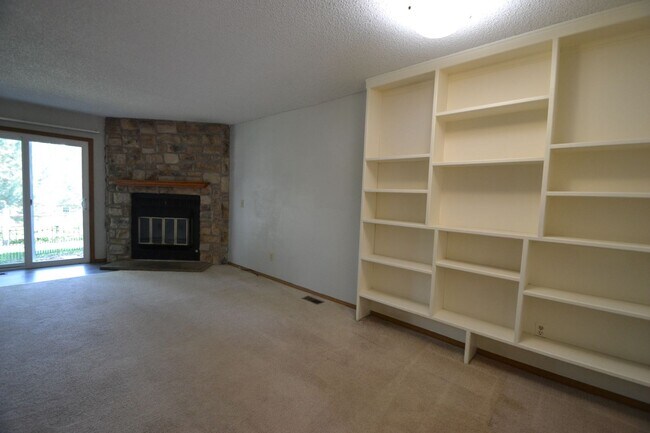 Building Photo - 2 Bed 1 Bath Townhome Centrally Located
