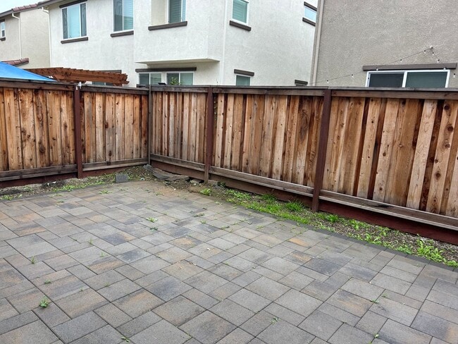 Building Photo - Beautiful 4 Bedroom 3 Bath Brentwood Home