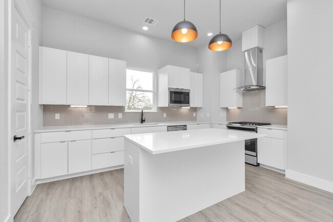 Building Photo - 2706 Dennis St