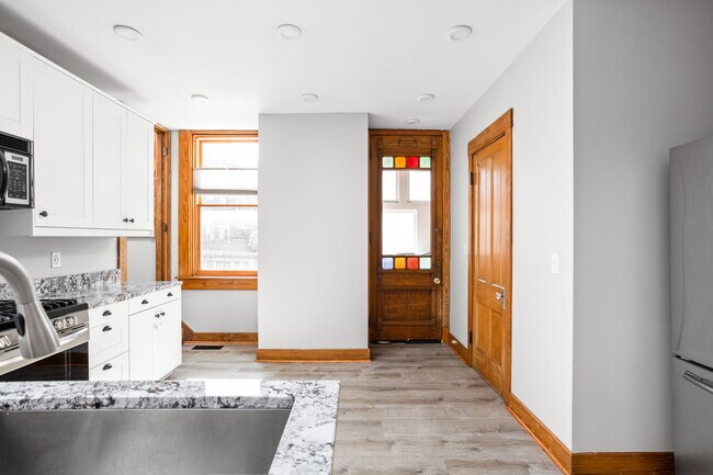 Building Photo - 319 E 13th St