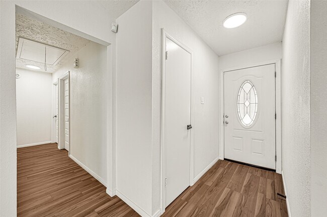 Building Photo - 13327 N Thorntree Dr