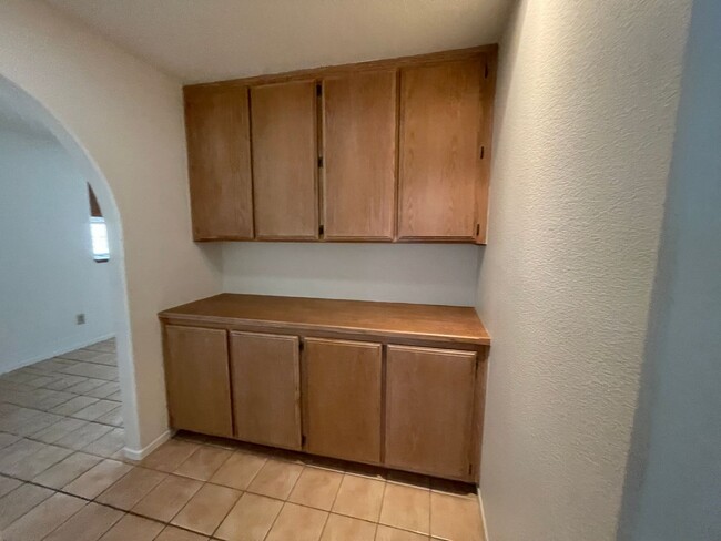Building Photo - Victorville- Beautiful 3 Bedroom Home in G...
