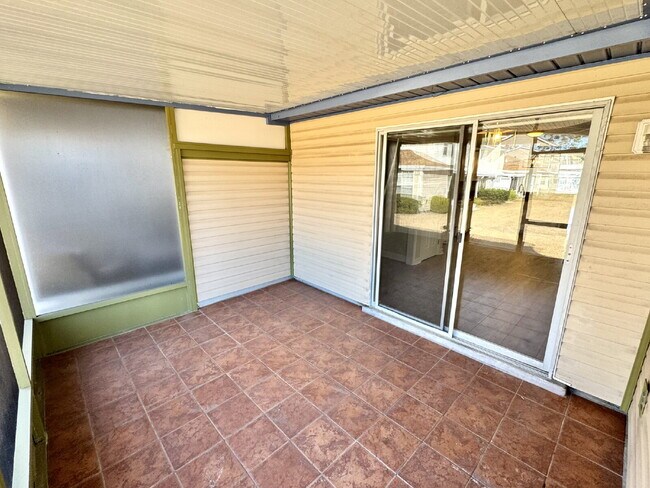 Building Photo - "Charming 2-Bed Oasis with 2 Full Baths in Prime Lynn Haven Location near Mosley High School"