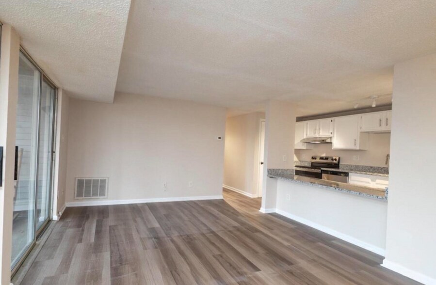 Building Photo - 9500 Shannon Green Dr