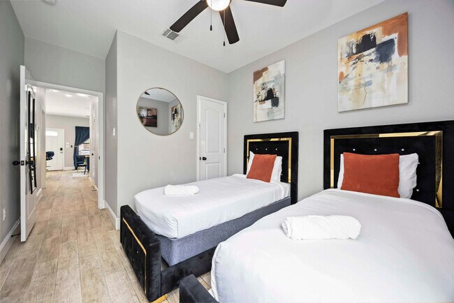 Building Photo - 8138 Bassett St