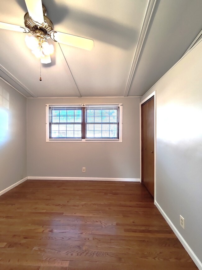 Building Photo - 220 E Pleasant St