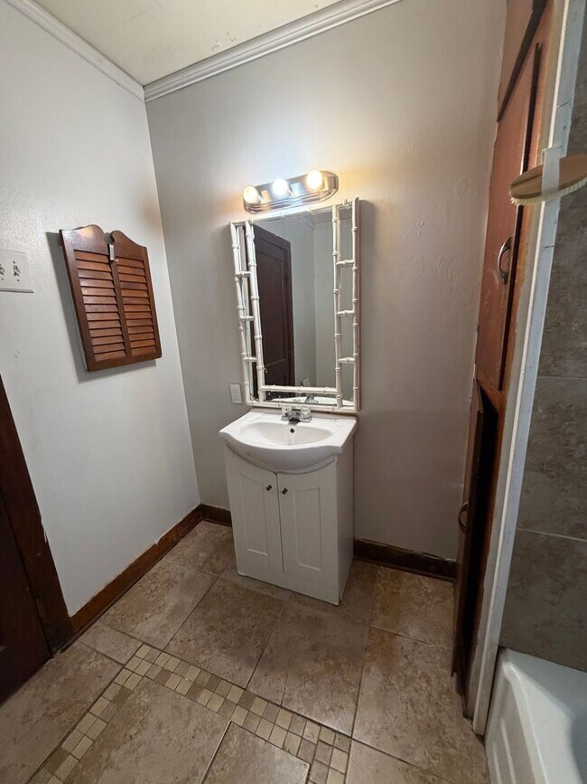 Building Photo - 2 bedroom, 1 bathroom home available in Lafayette!