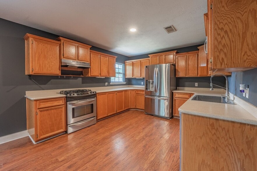 Building Photo - 501 Calhoun Dr