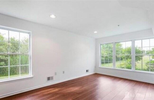 Building Photo - 106 Chariot Ct