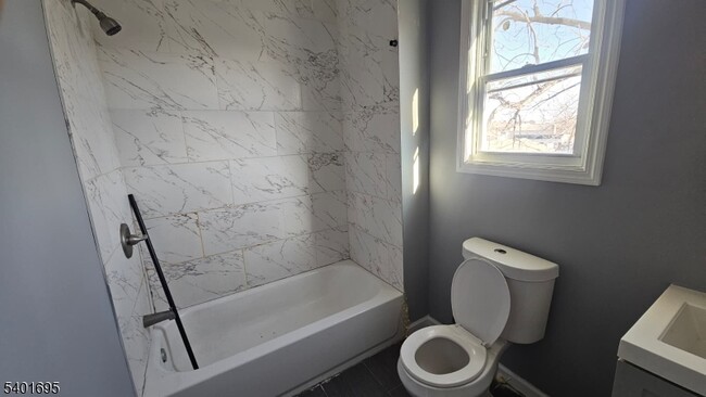 Building Photo - 426 S 9th St