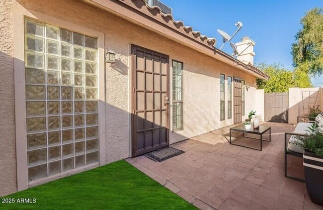 Building Photo - 3-bedroom townhome in great central Phoeni...