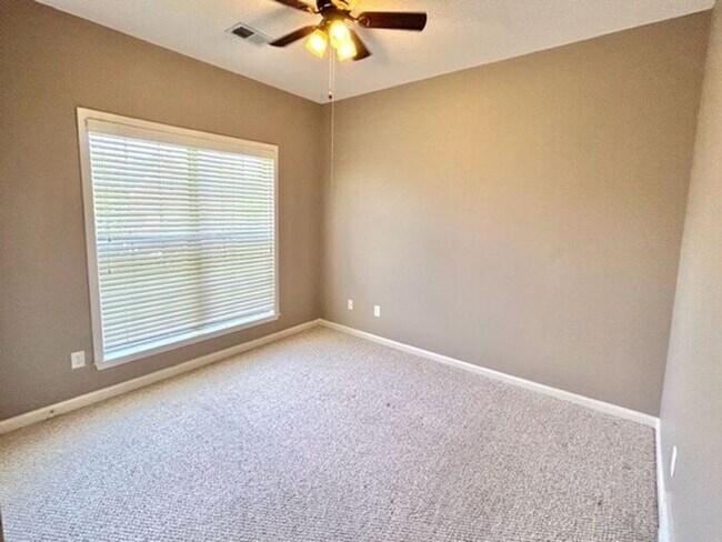 Building Photo - Now leasing a spacious 3 bedroom 2 bath ho...