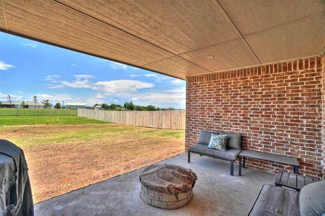 Building Photo - 1015 Greenview Dr