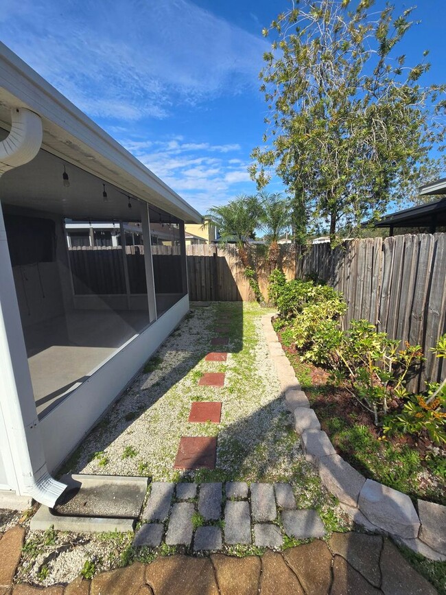 Building Photo - 3-Bedroom, 2-Bathroom Home in Seffner