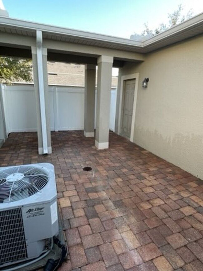 Building Photo - 3 Bed 2.5 Bath Tech Savy Corner Townhouse in Windermere