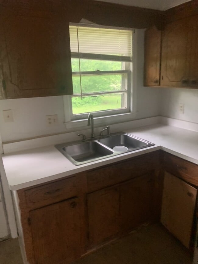 Building Photo - 2 Bedroom 1 bathroom