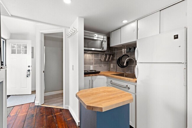 Building Photo - 1 Bath Furnished Studio in Woodlawn!