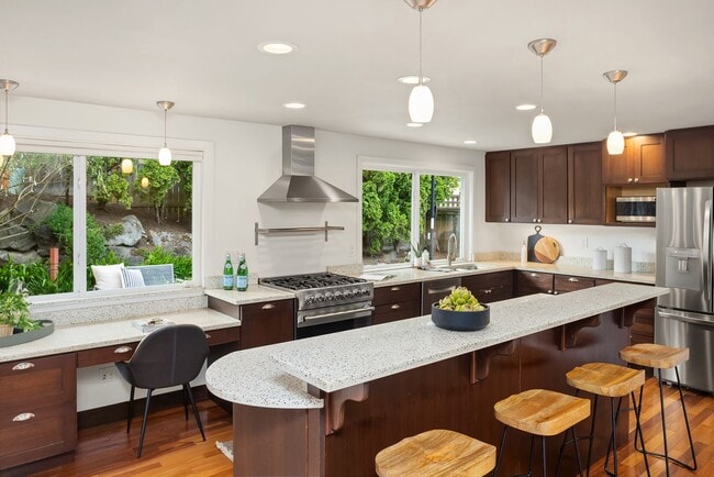 Building Photo - 5bd/2.75ba Bellevue Home