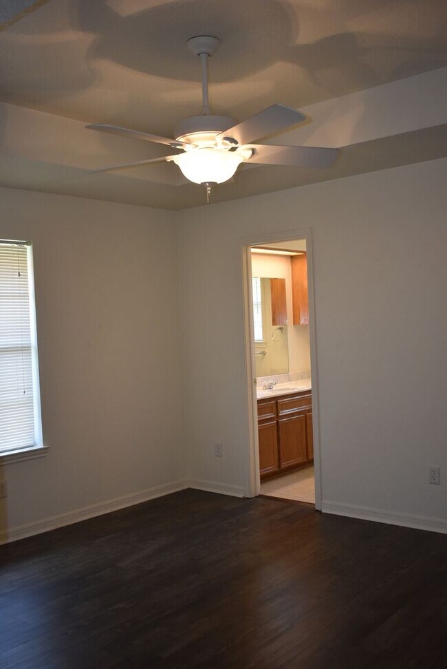 Building Photo - 910 Rebecca Ln