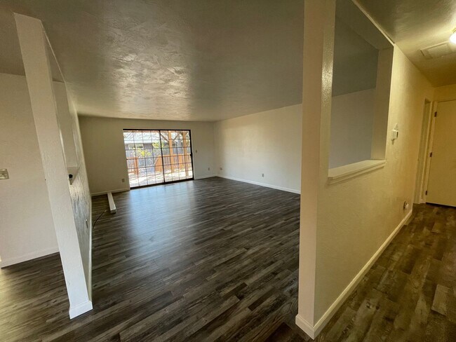 Building Photo - 3 bedroom, 2 bathroom, in East Medford