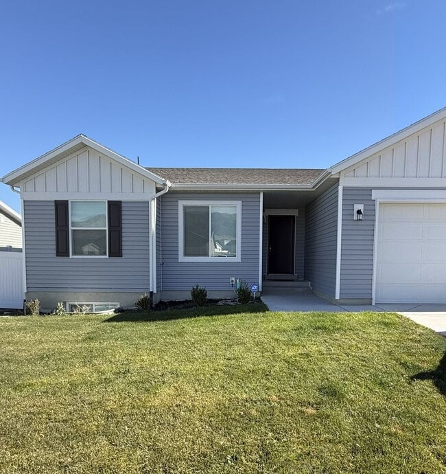 Primary Photo - Spacious 3-Bedroom Upper-Level Home in Gra...