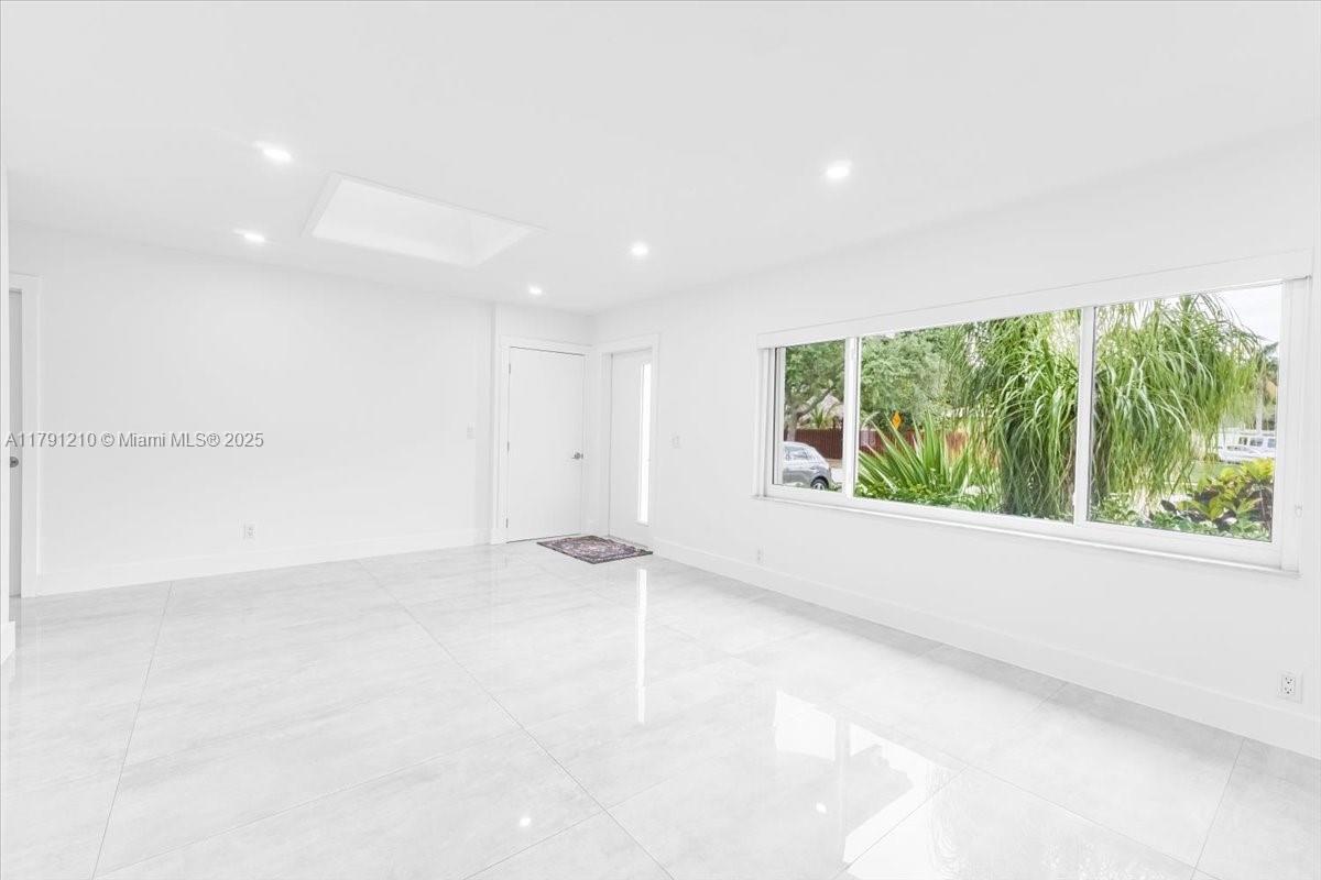 Building Photo - 5804 SW 116th Ave